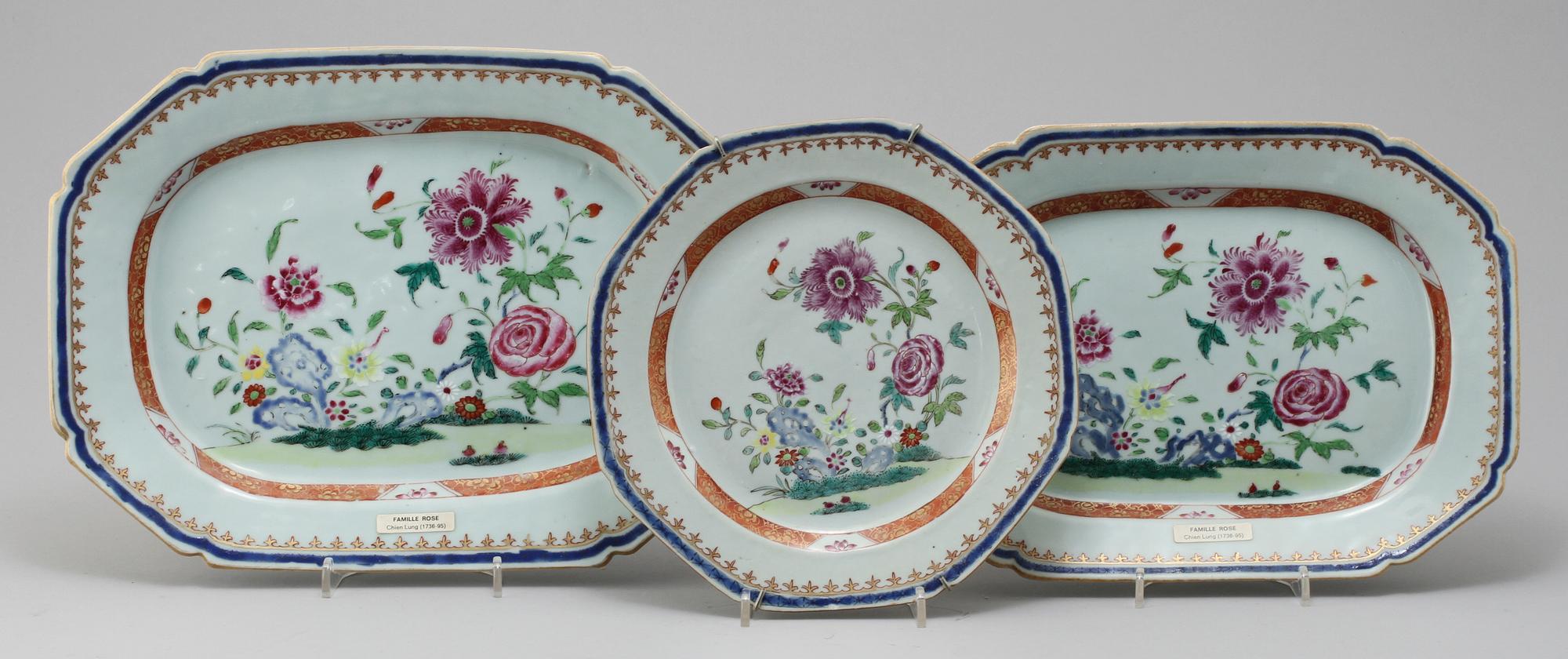 FAT, 2 st, samt TALLRIK, porslin, Kina, 1700-tal.