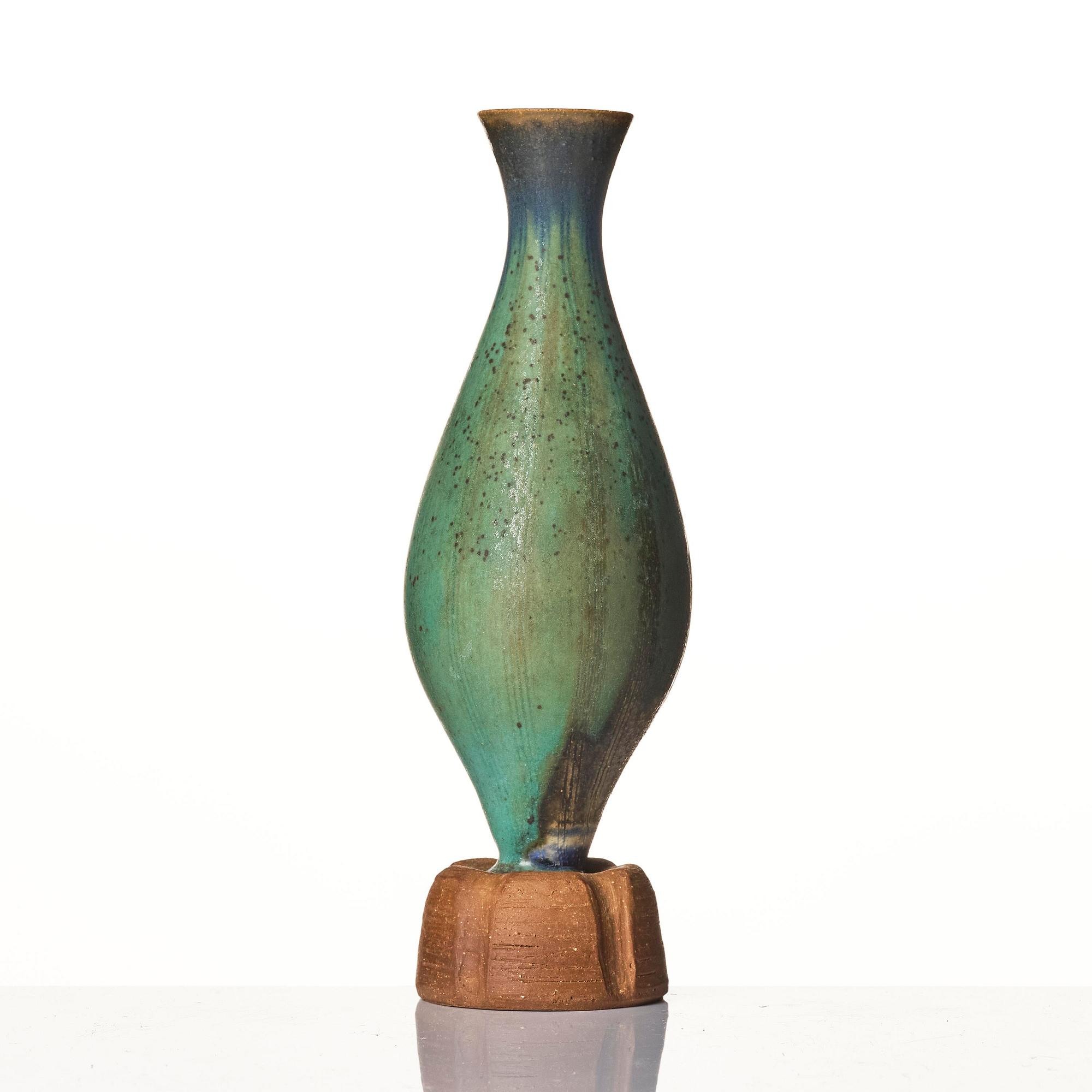 Wilhelm Kåge, a Farsta Spirea stoneware vase, Gustavsberg Studio 1957.