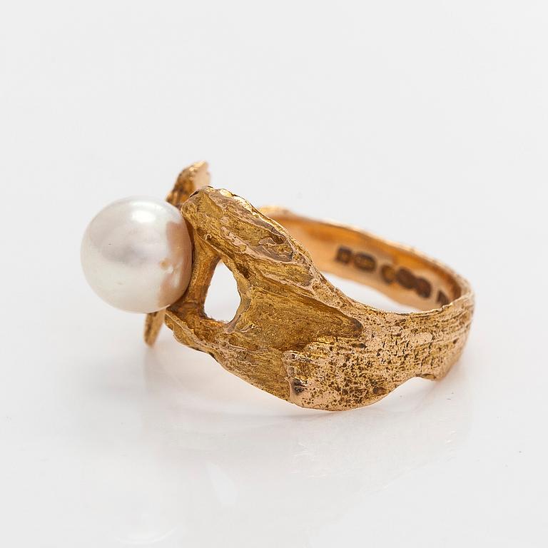 Björn Weckström, sormus, 14K kultaa ja viljelty helmi. Lapponia 1969.