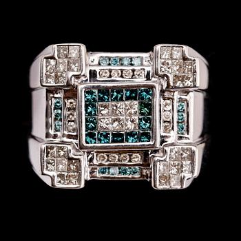RING, 14 k vitguld, med blå och vita princesslipade diamanter ca 1.25 ct. Total vikt ca 14,4 gram.