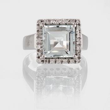 RING, 18K vitguld med briljantslipade diamanter samt fasettslipad akvamarin. Vikt 7,8 gram.