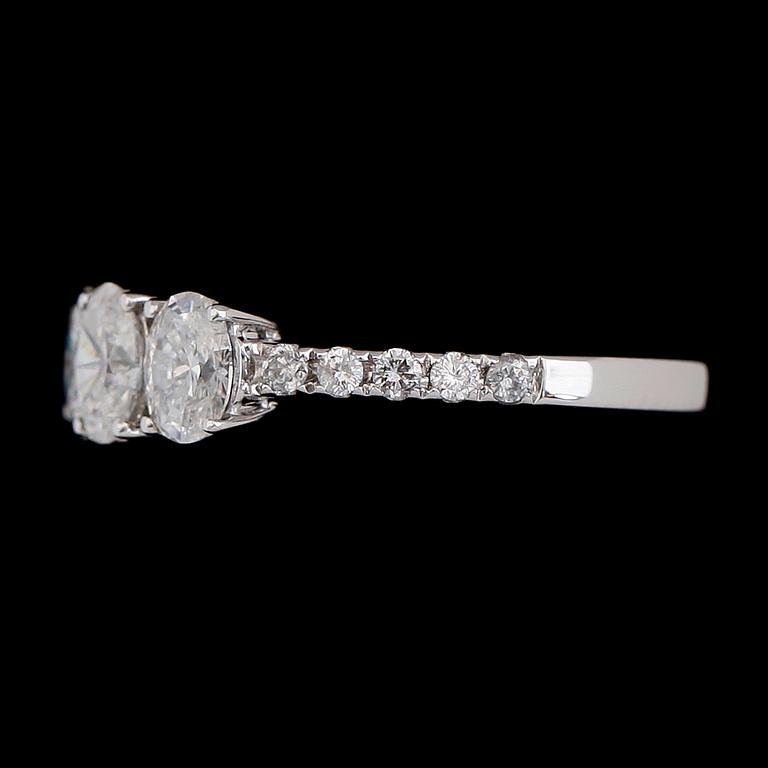 RING, 18 k vitguld, diamanter tot ca 1.13 ct.