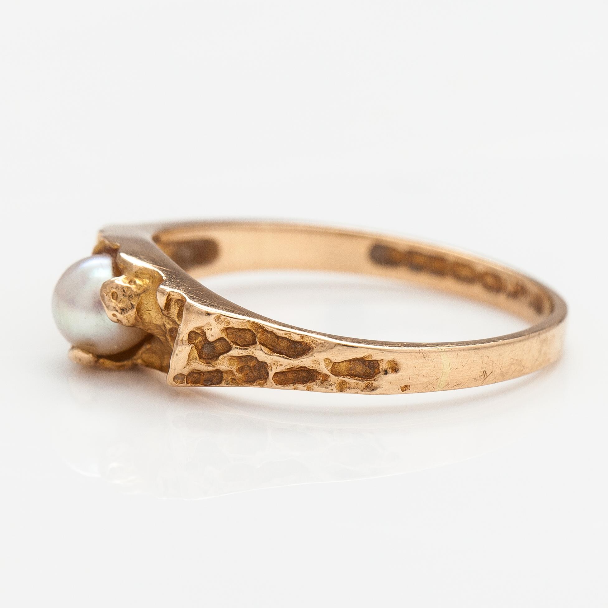 A 14K gold ring "Small word" with a cultured pearl. Lapponia 1978.