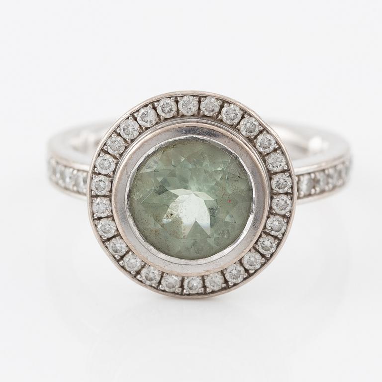 Ring, 18K white gold set with a round faceted green beryl and brilliant-cut diamonds.