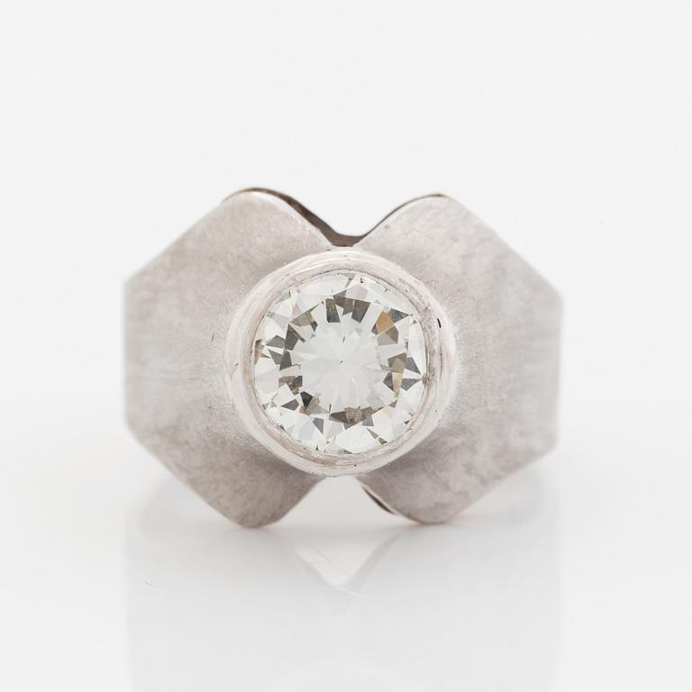 Elon Arenhill ring 18k vitguld med 1 briljant 2,03 ct enligt gravyr, ca K-L VS, Malmö 1988.