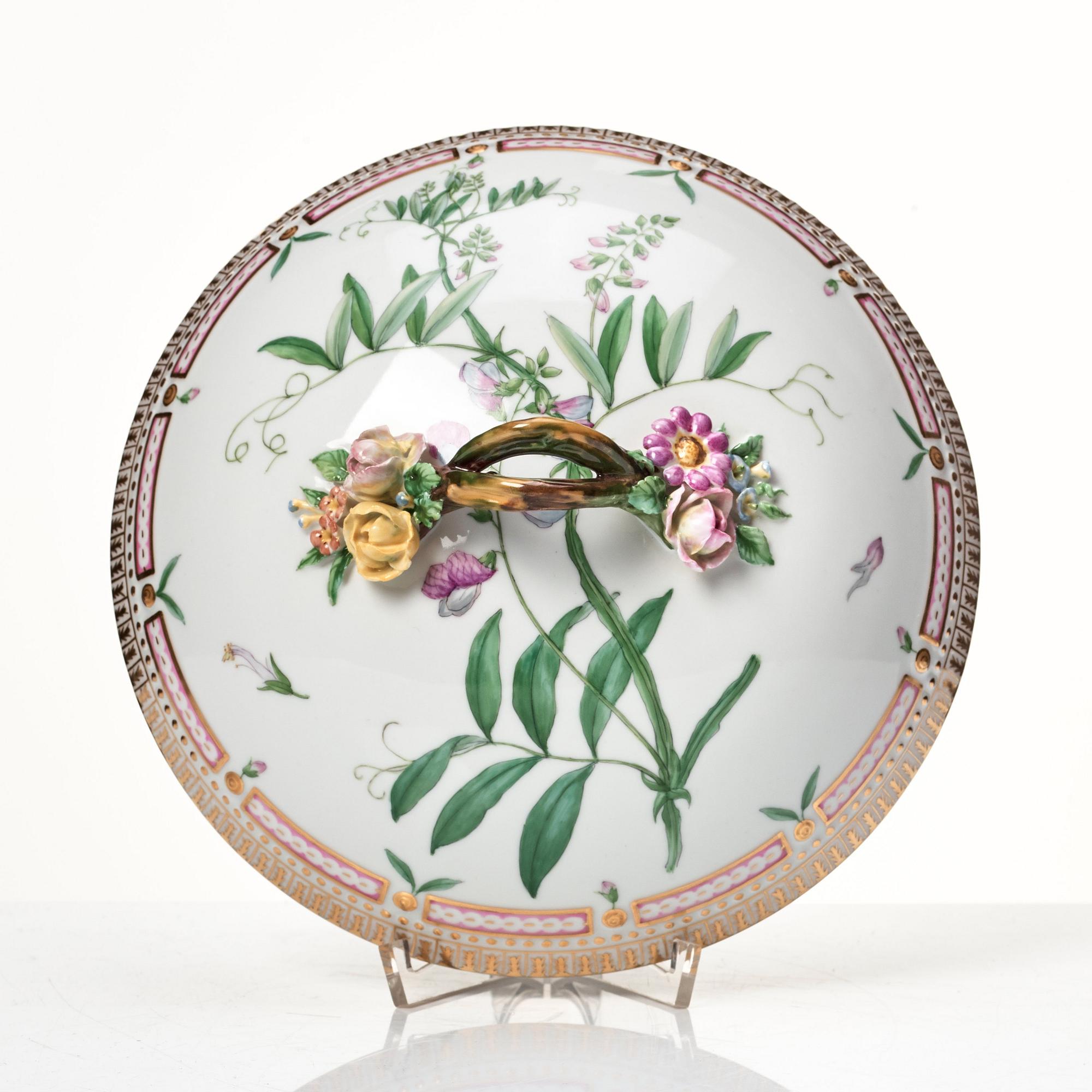 Karott med lock, porslin. Royal Copenhagen, "Flora Danica", Danmark, 1900-tal.