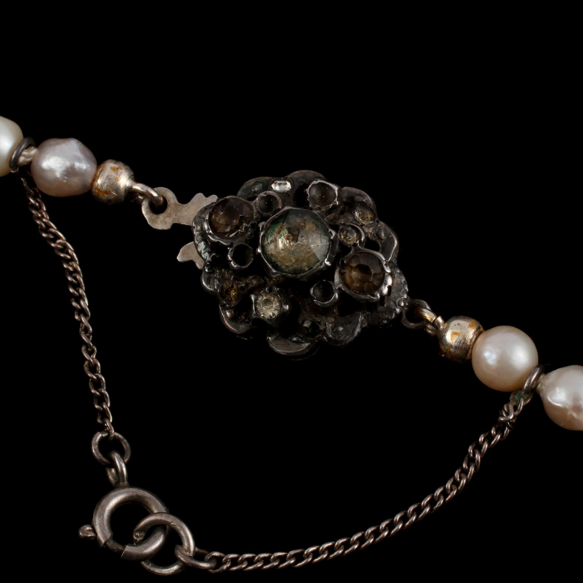 COLLIER, odlade pärlor, lås i silver med pastestenar.