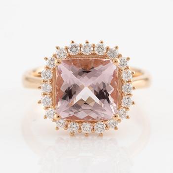 Ring in 18K gold with a faceted morganite and round brilliant-cut diamonds.