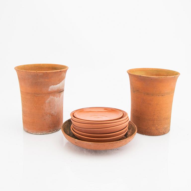 Signe Persson-Melin, a set of two flower pots and seven plates Höganäs Trädgårdsföreningen.