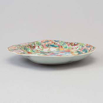 A famille rose porcelain serving dish, Canton, Qing dynasty, 19th century.