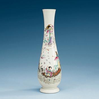 1635. A famille rose vase, Republic, first half of 20th Century with Qianlong seal mark.