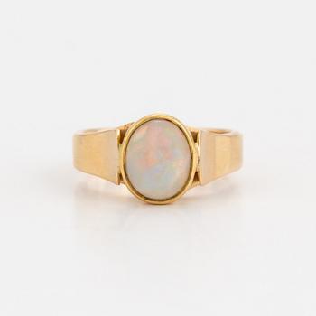 RING med cabochonslipad opal.