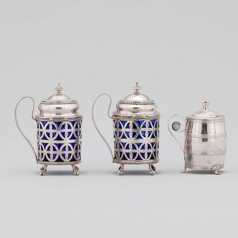 SENAPSKANNOR, 2 st, samt KANNA, silver, bl.a. Gustav Henrik Sidwall, Stockholm. 1700, 1800 resp 1900-tal. Vikt ca 433g.