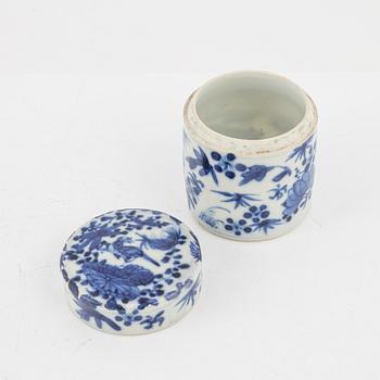 A group of Chinese Export porcelain, Qing dynasty, 18th Century and the jar with cover, late Qing dynasty.