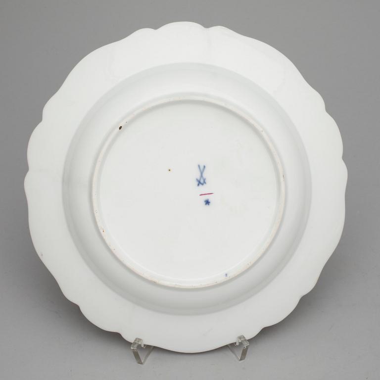 TALLRIKAR, 3 st porslin, Meissen, Marcolin respektive punkt period (1763-1814).