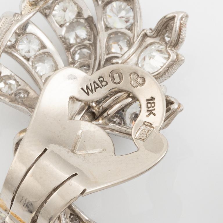 WA Bolin ett par örhängen 18K vitguld med droppformade odlade pärlor.