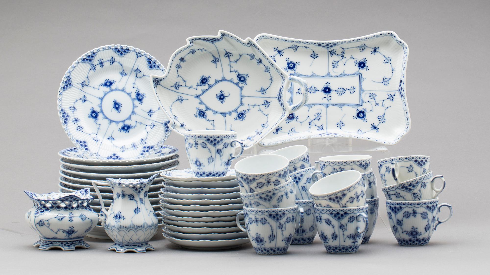 KAFFESERVIS, porslin, 28 delar,  "Musselmalet" Royal Copenhagen.