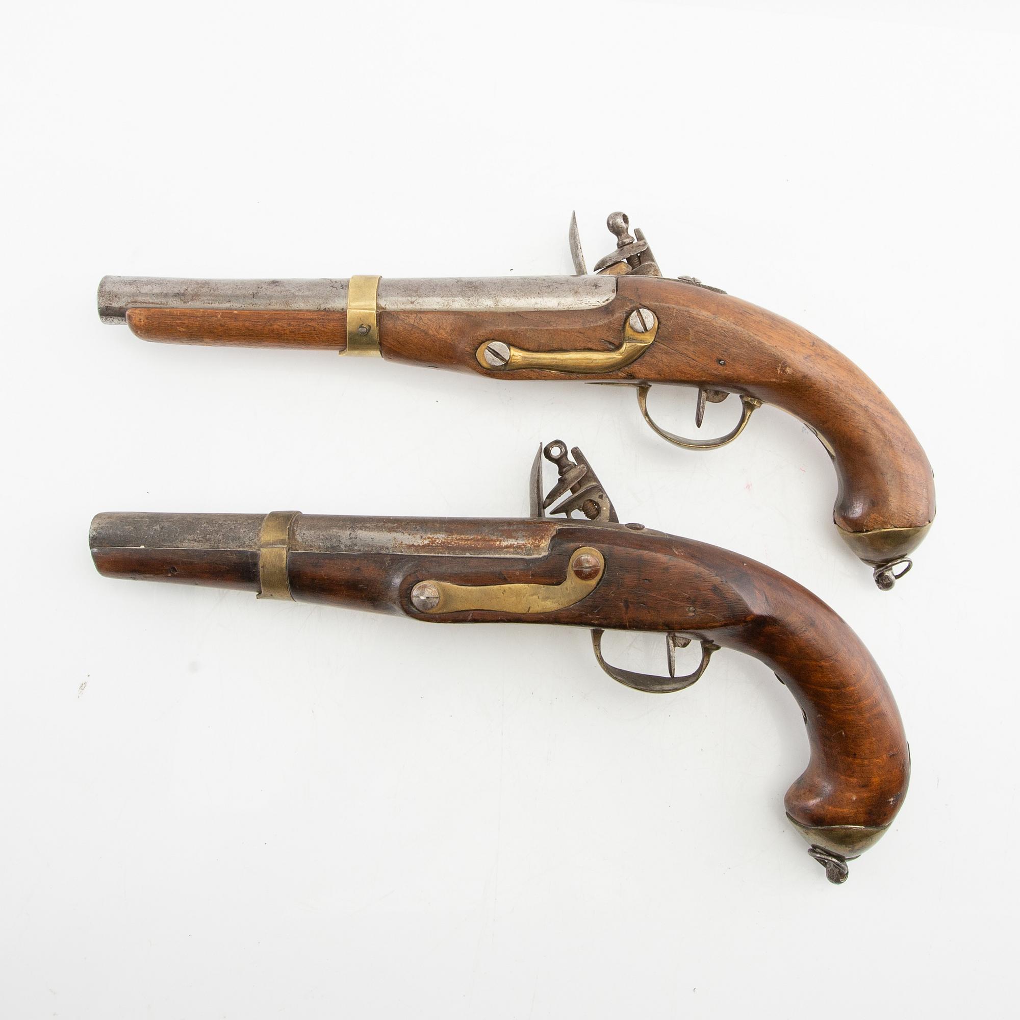 Flintlåspistoler, två stycken, arabisk märkning, 1700-/1800-tal.