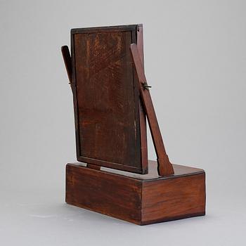 LÅDSPEGEL/PIGTITTARE, sengustaviansk, omkring år 1800.