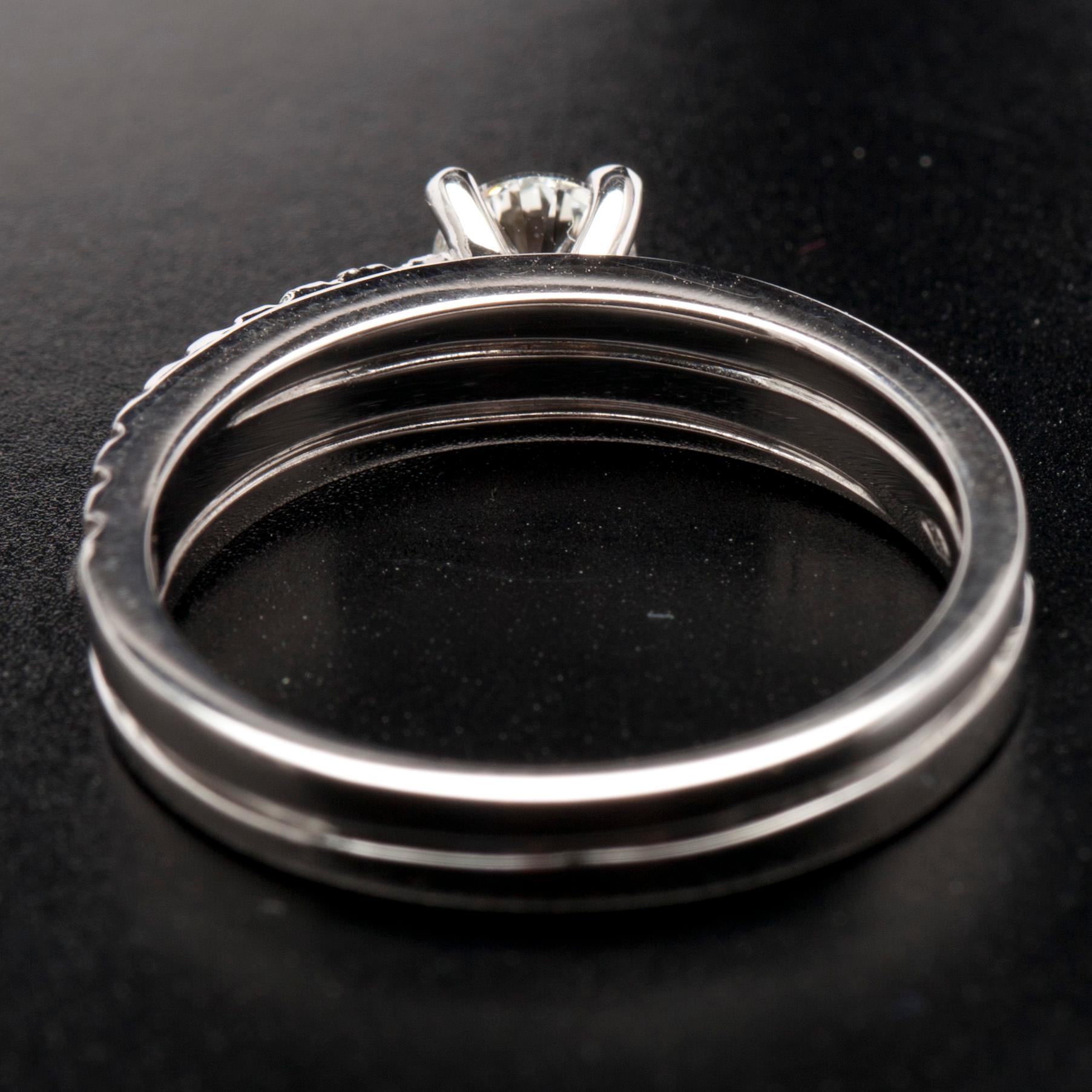 RING, vitguld 18K, mittsten 0,30 ct, sidostenar tot. 0,48 ct. Vikt 3,2 g. Intyg.