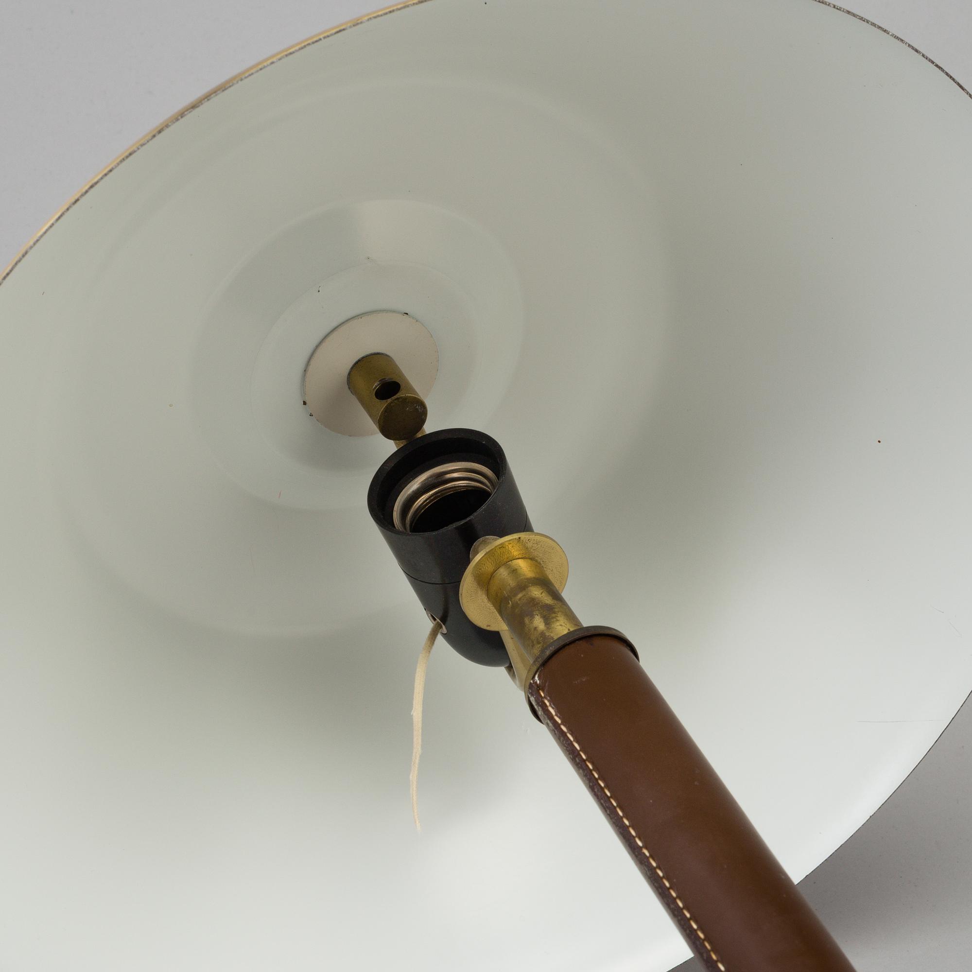 BORDSLAMPA, mässing och läder, 1900-tal.