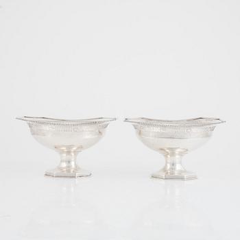 A pair of English silver bowls, mark of Elkington & Co Ltd, Birmingham, England 1912.