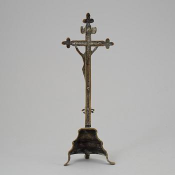 A 19TH CENTURY BRONZE CRUCIFIX.