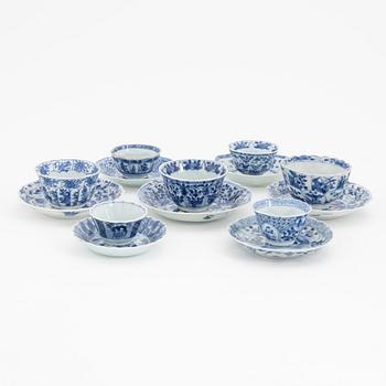 Koppar med fat, sju stycken, porslin, Kina, Qingdynastin, Kangxi (1662-1722).