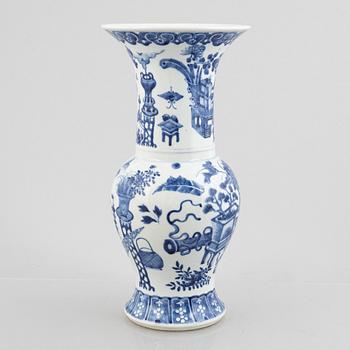 A Chinese blue and white porcelain vase, late Qing dynasty.