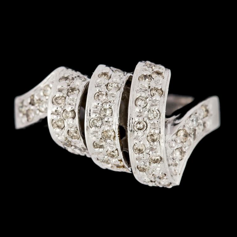 RING, 18k vitguld med briljantslipade diamanter tot ca0,40ct. Vikt 6,4g.