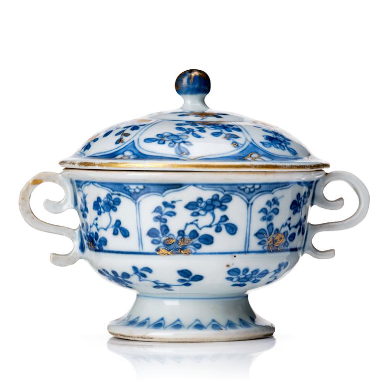 A blue and white equelle with cover, Qing dynasty, Kangxi (1662-1722).