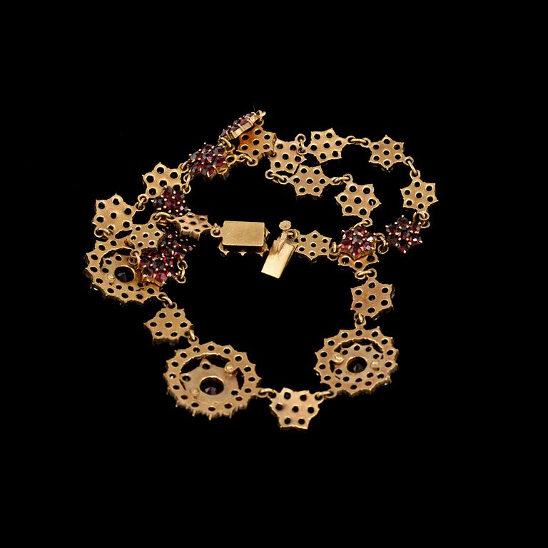 COLLIER, förgyllt silver med fasettslipade granater, 1900-tal.