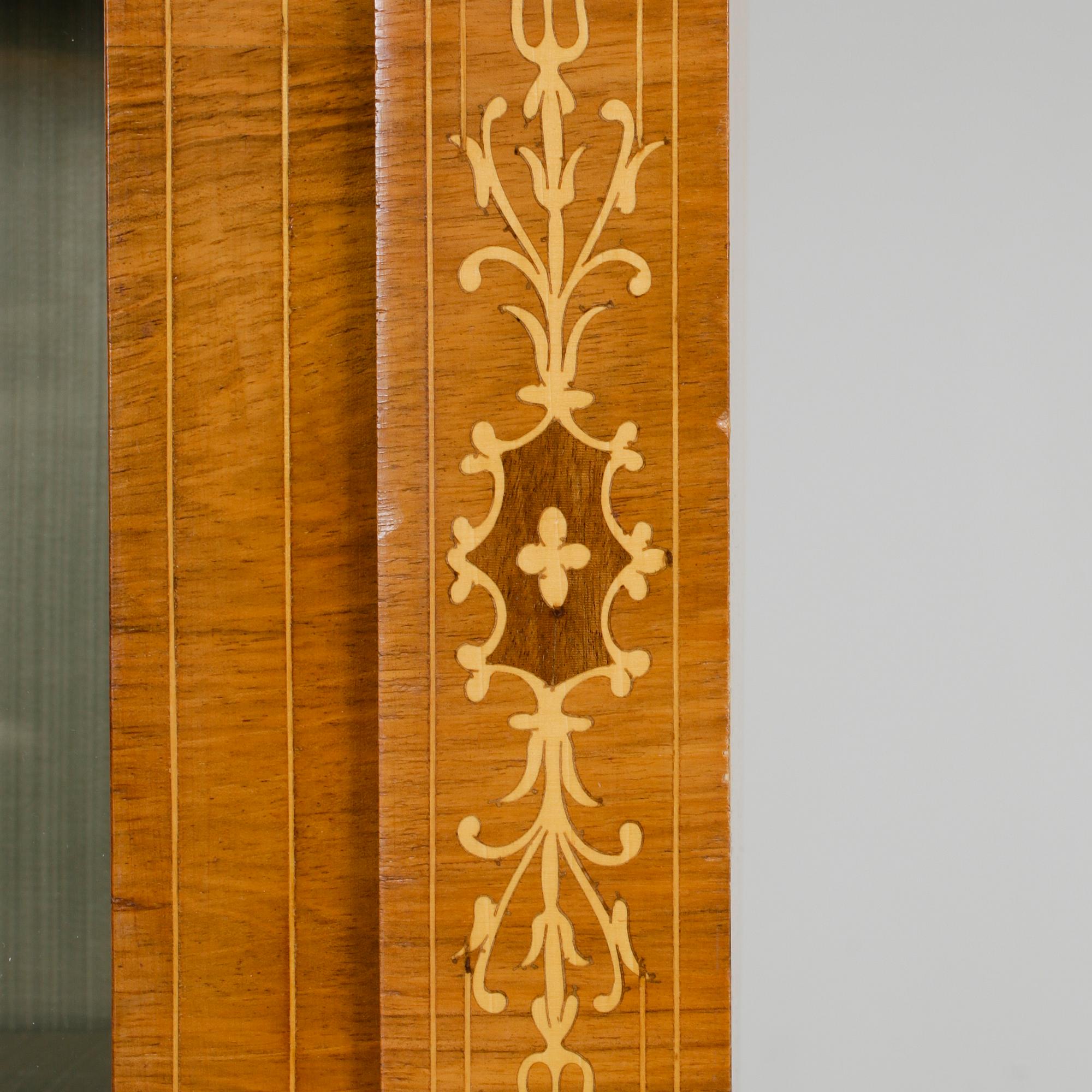VITRINSKÅP. Gustaviansk stil, 1900-tal.