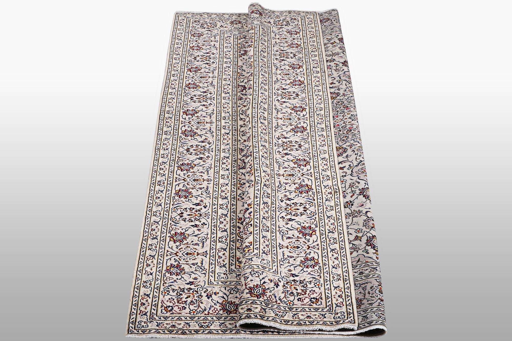 A carpet, Kashan, ca 312 x 200 cm.