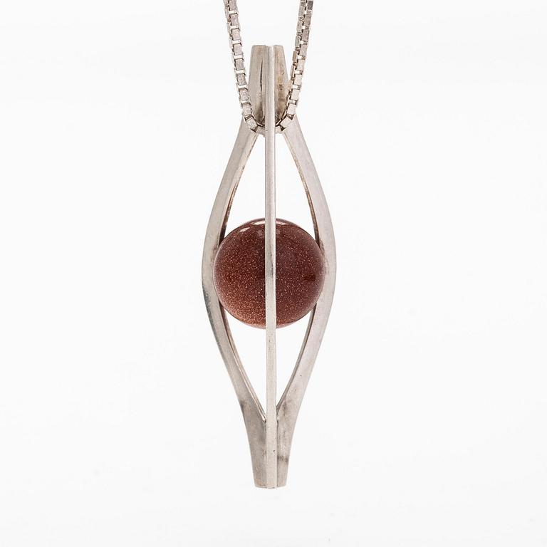 Elis Kauppi, A silver pendant with a goldstone. Kupittaan Kulta, Turku 1961.