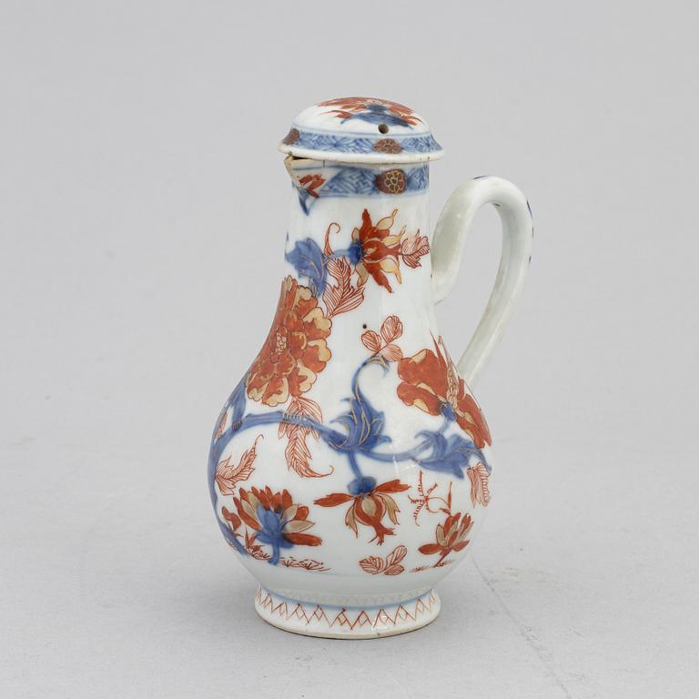 Kanna med lock, koppar med fat, ett par, porslin Kina, Kangxi (1662-1722).