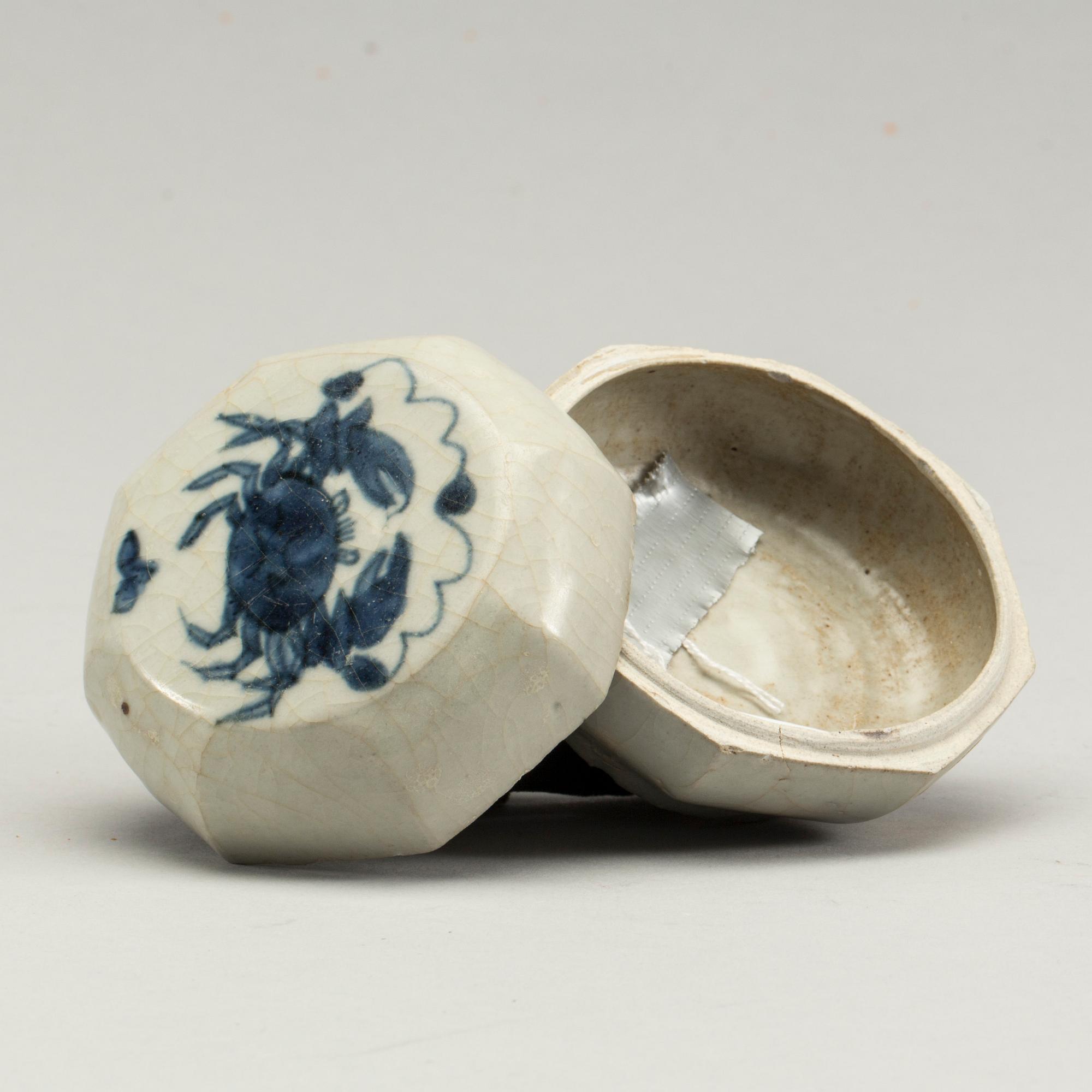 DOSA MED LOCK, porslin, Kina, Ming (1368-1644).