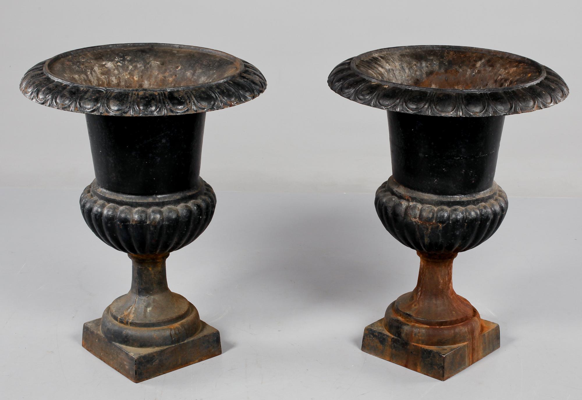 TRÄDGÅRDSURNOR, ett par, 1900-talets första hälft.