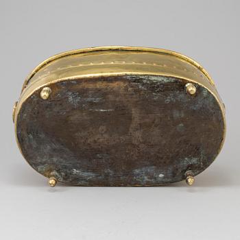 A brass wine cooler, 17th-/18th century-.