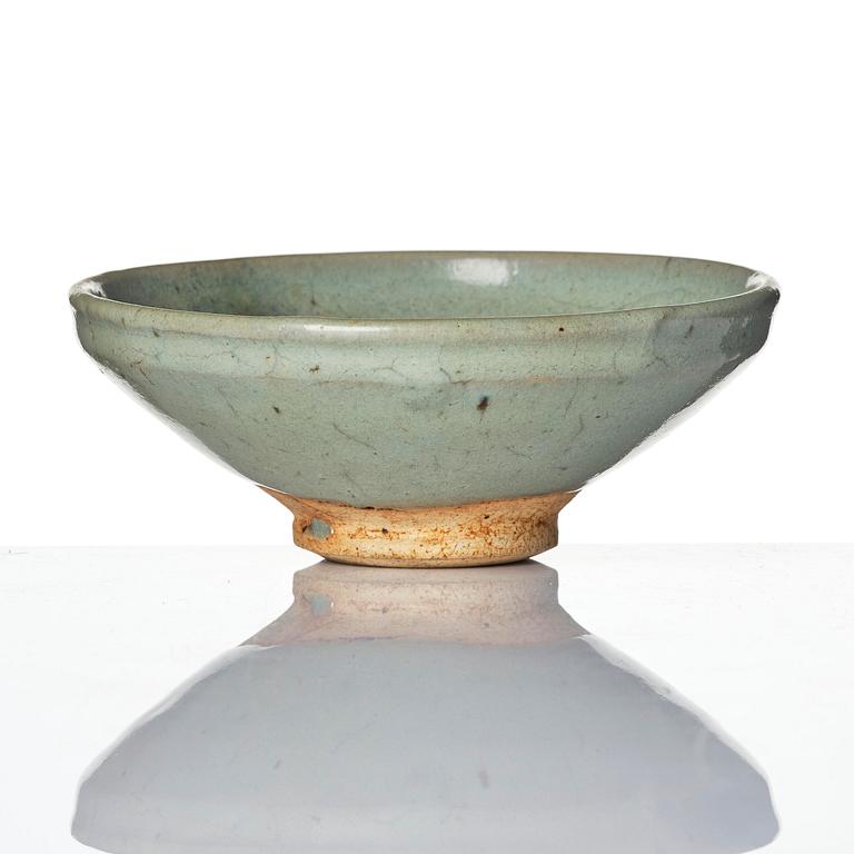 A pale green jun glazed bowl, Jin/Yuan dynasty.