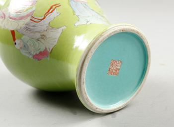 VAS, porslin, Kina, 1900-talets andra hälft.