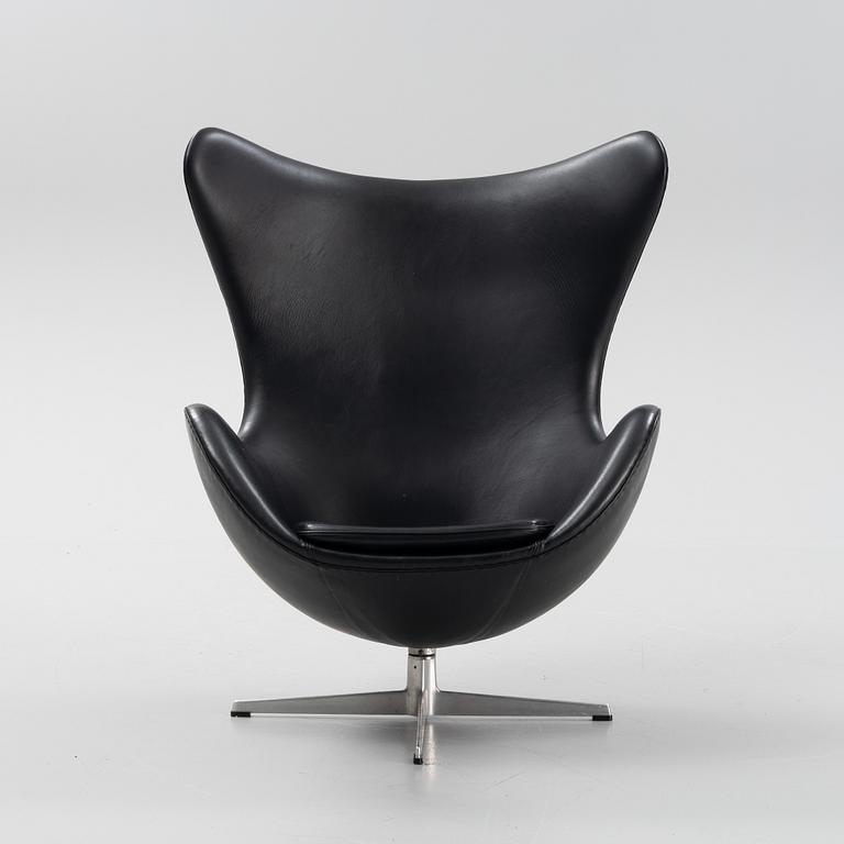 Arne Jacobsen, a black leather 'Egg' lounge chair from Fritz Hansen, Denmark.