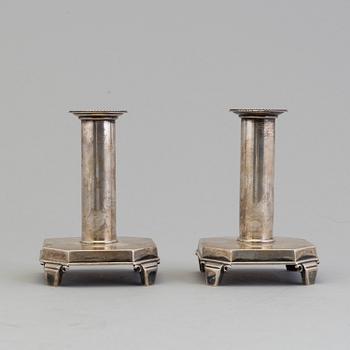 A pair of silver candlesticks, David Andersen & Comp AB, Stockholm 1939. Weight 365 grams.