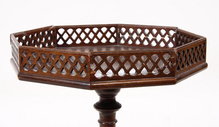 LAMPBORD, engelsk stil, brickmärkt AB Nordiska Kompaniet, 1900-talets första hälft.