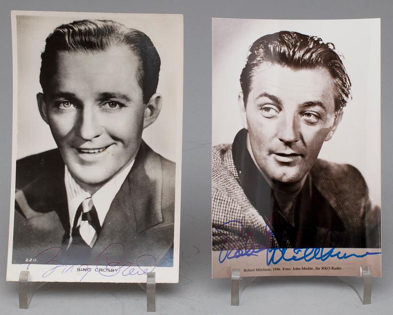 FOTOGRAFIER MED AUTOGRAFER, egenhändigt signerade av Robert Mitchum samt Bing Crosby, 1900-tal.