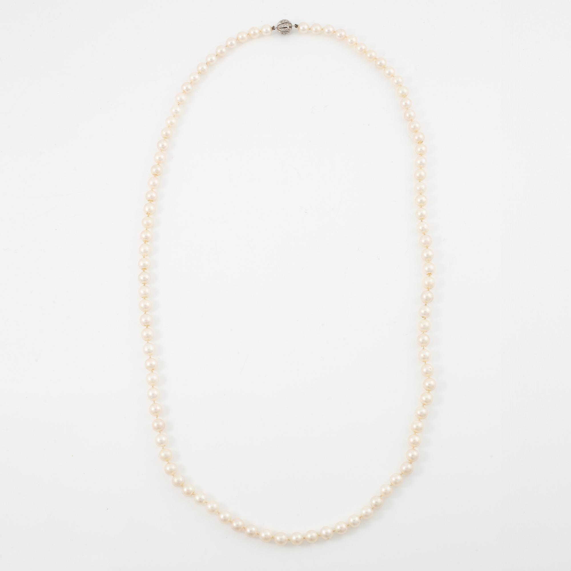 Necklace, longer model with cultured pearls, clasp 18K white gold set with octagonal-cut diamonds.