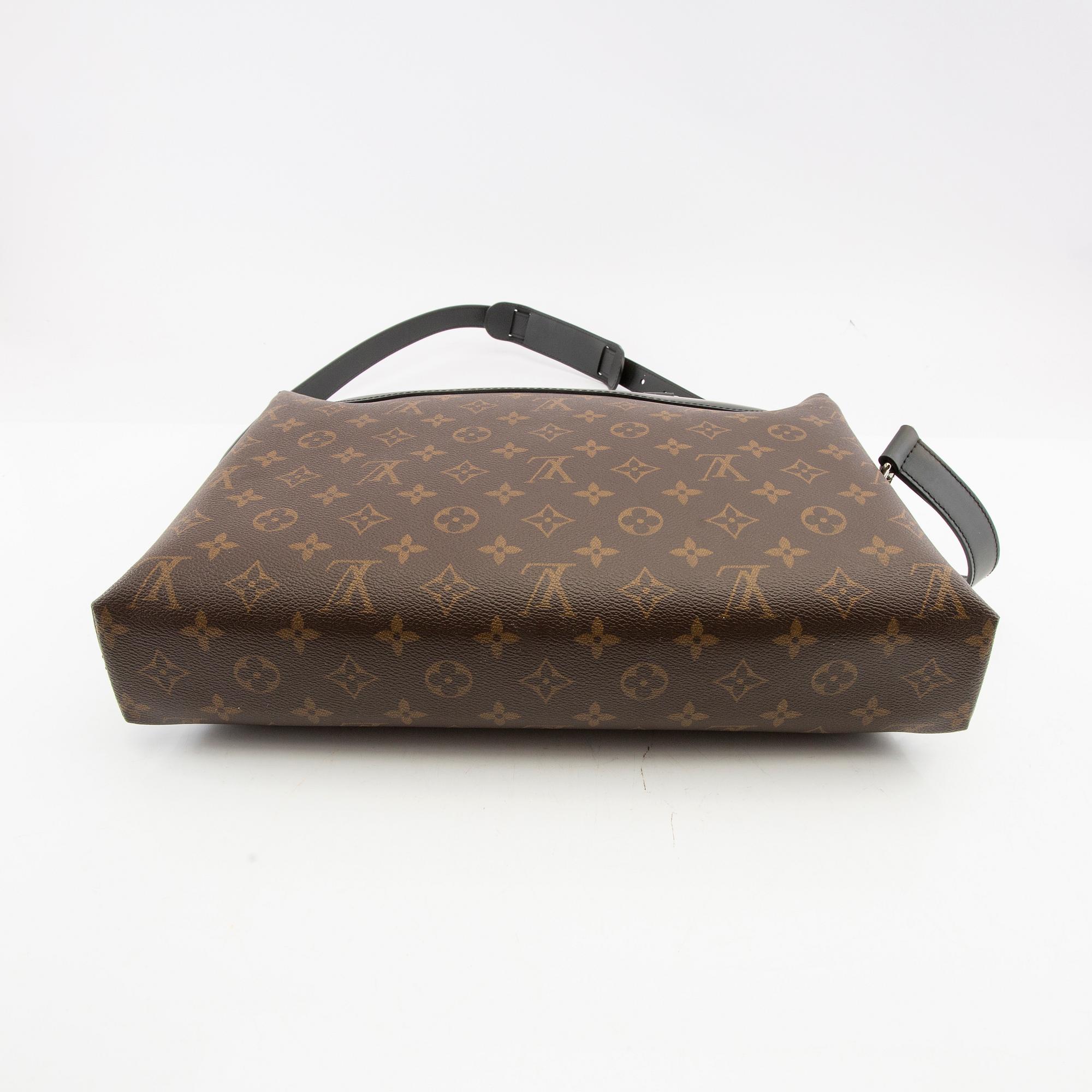 Louis Vuitton, "Porte Documents Jour" bag Spain 2021.