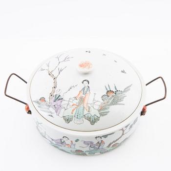 Tureen with lid, China 20th century.