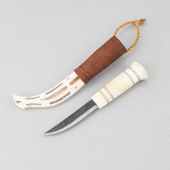 Martin Kuorak, a reindeer horn knife.