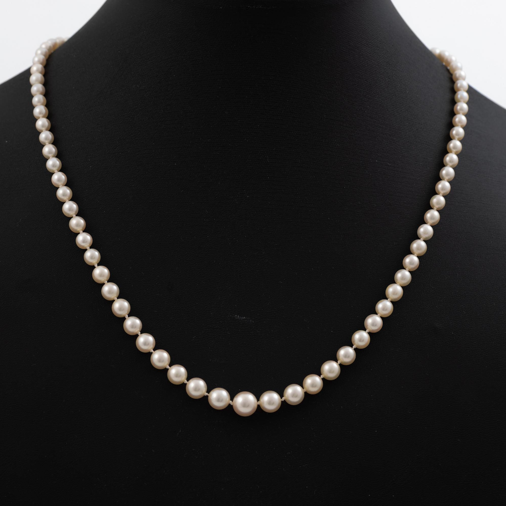 Necklace, with graduated cultured pearls, clasp in 9K gold with English hallmarks from Birmingham, set with a ruby.